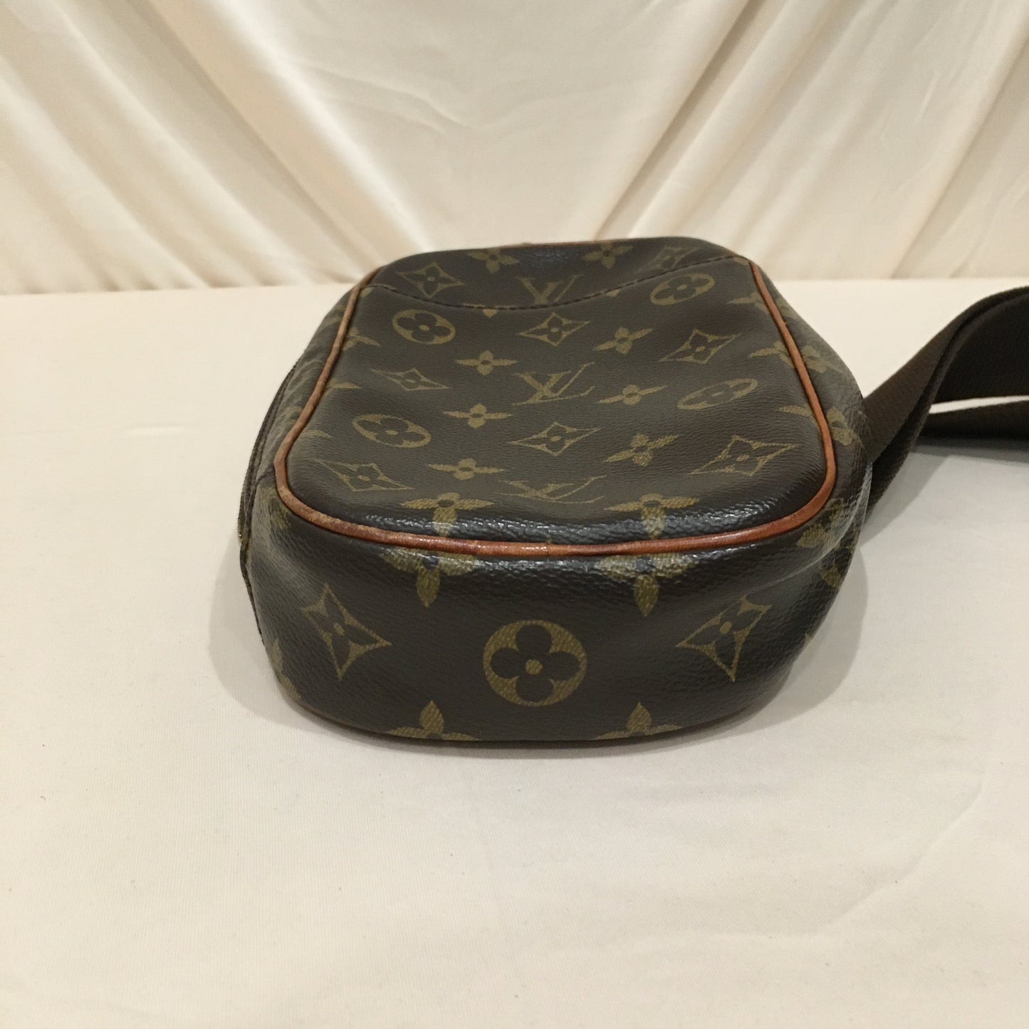 Balenciaga Triangle Pouch Leather Medium Sku# 60316