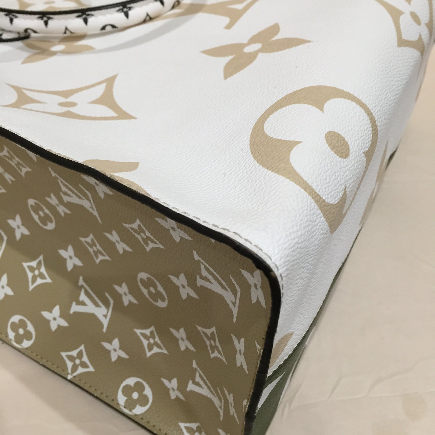 Louis Vuitton White Green Monogram Coated Canvas Giant Onthego GM Tote Sku# 72011